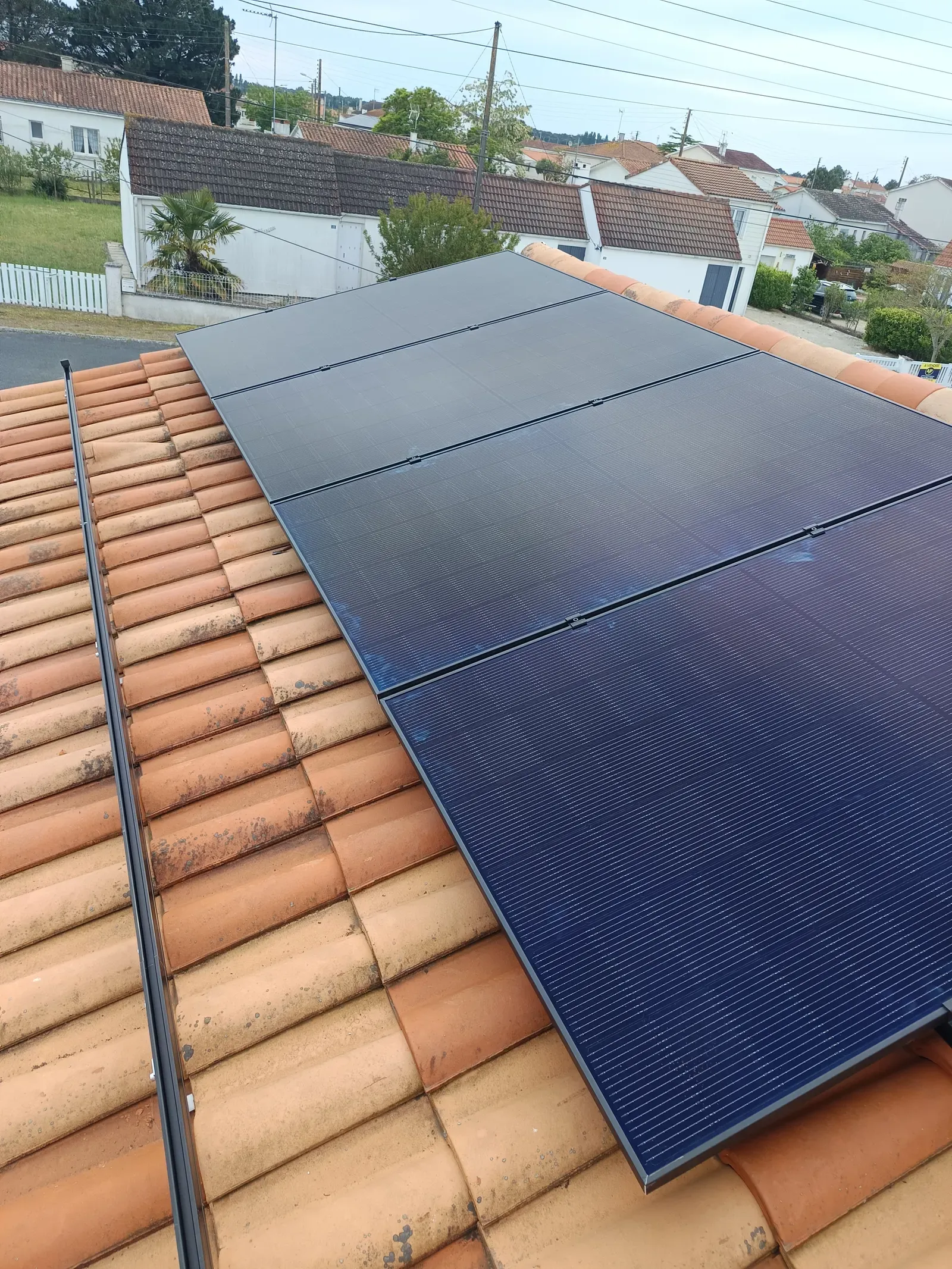 Vue large installation photovoltaique residentielle