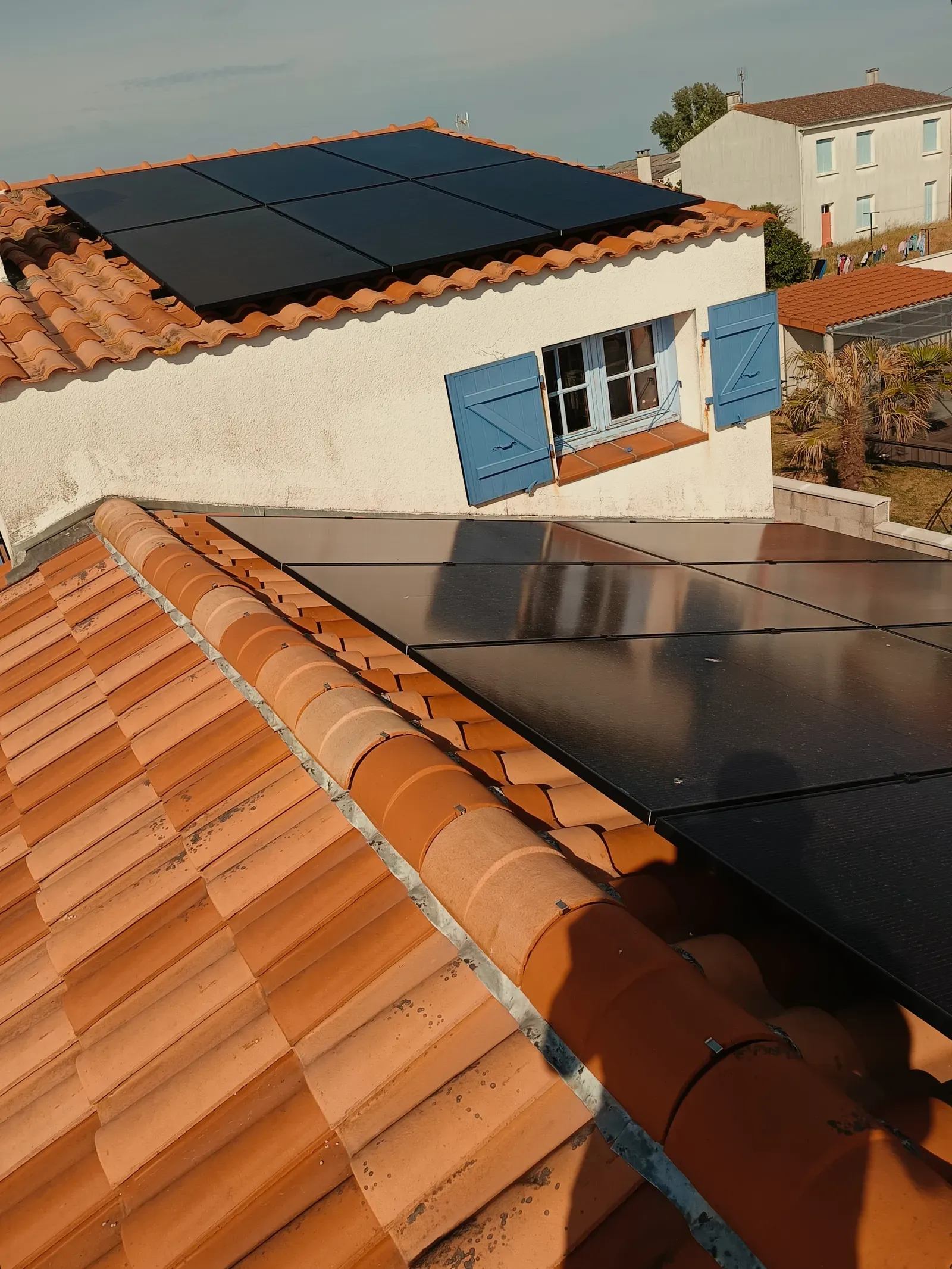 Installation photovoltaïque en toiture tuile, heure dorée sud Vendée