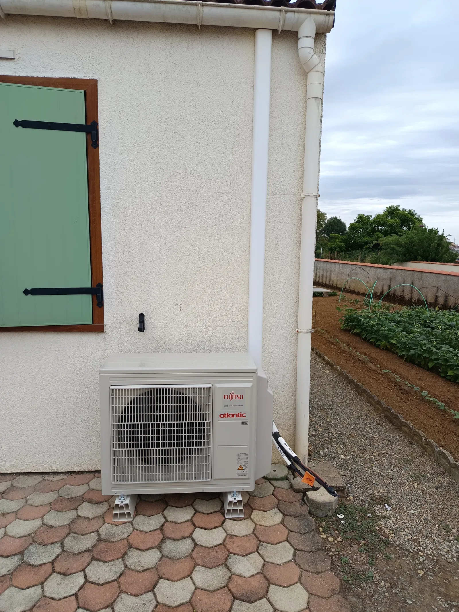Unite exterieure Fujitsu Atlantic posee en facade, integration soignee
