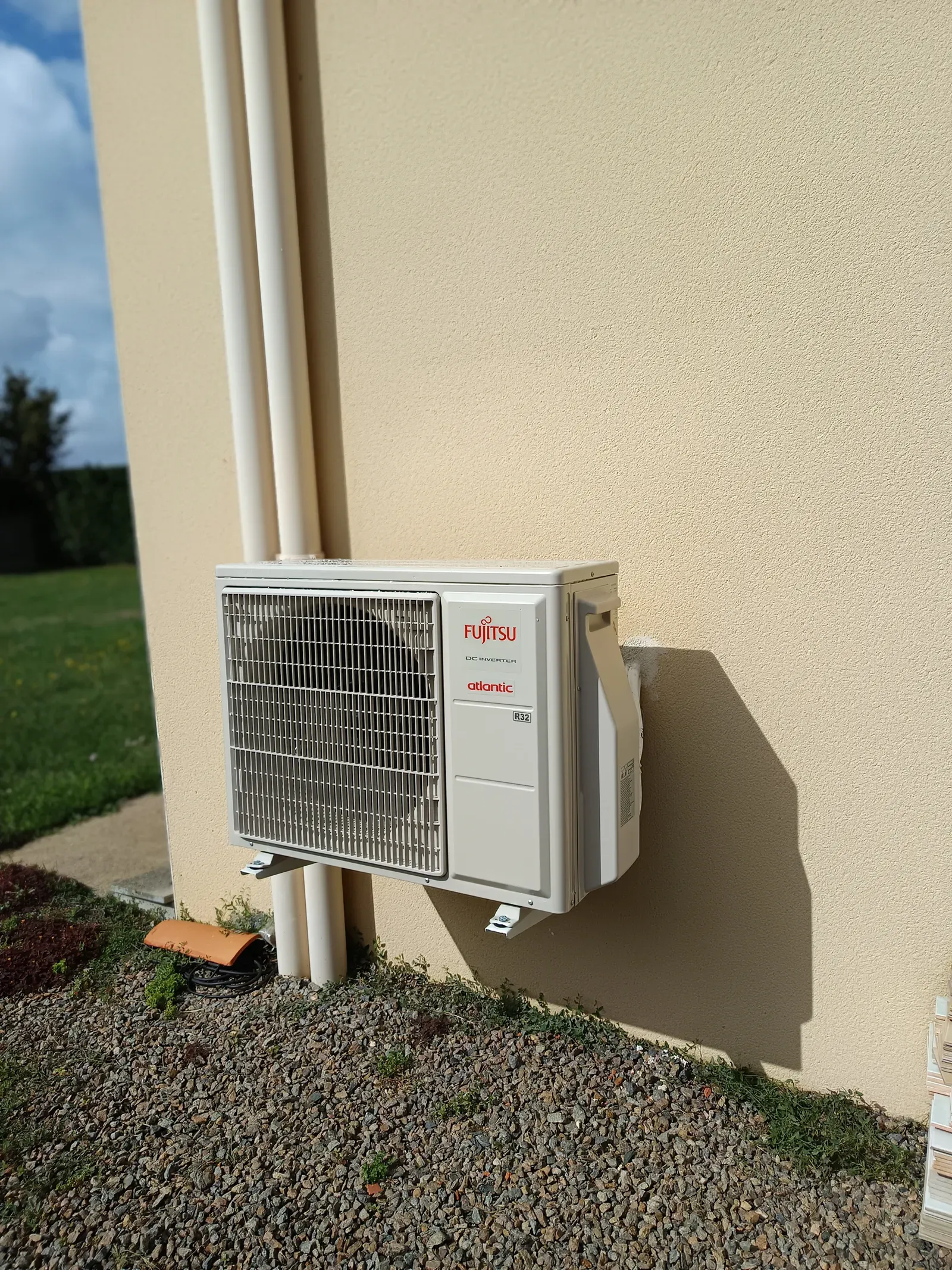 Pompe a chaleur air-air Fujitsu en facade, raccordements propres