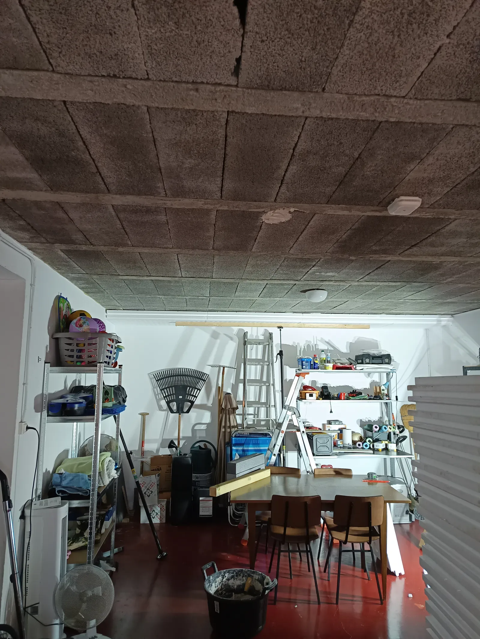 Intérieur de l'atelier ECPL, outils et matériel rangés, plafond en panneaux bois