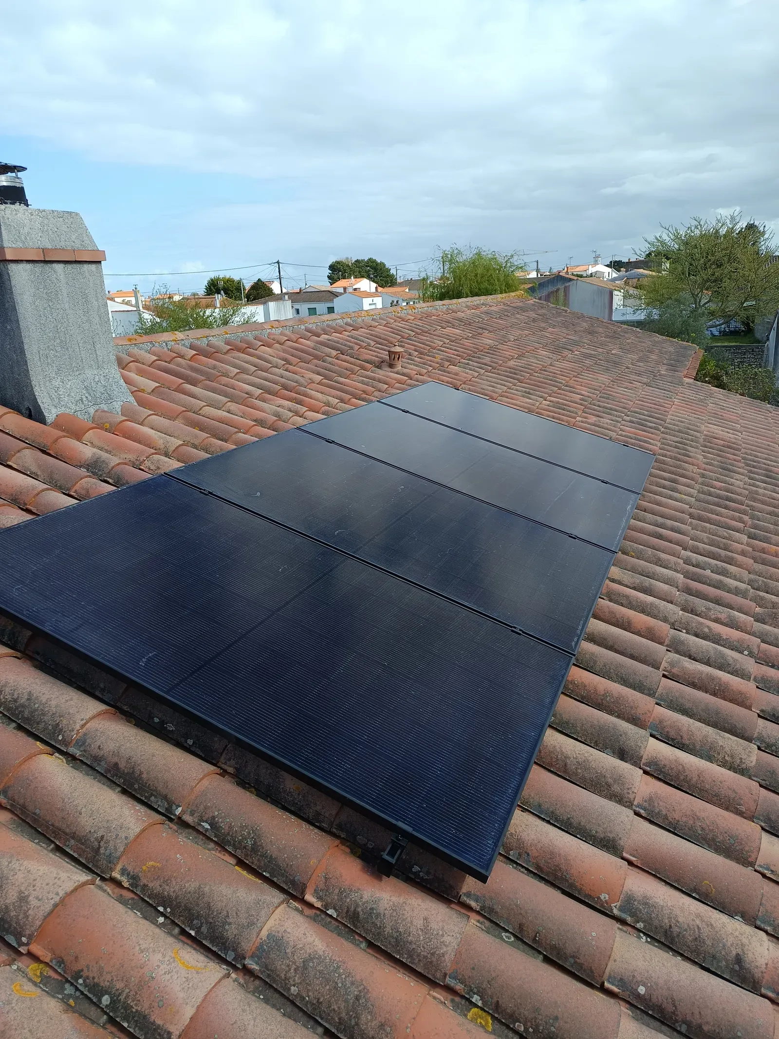 Pose photovoltaique sur toiture tuile, integration en angle