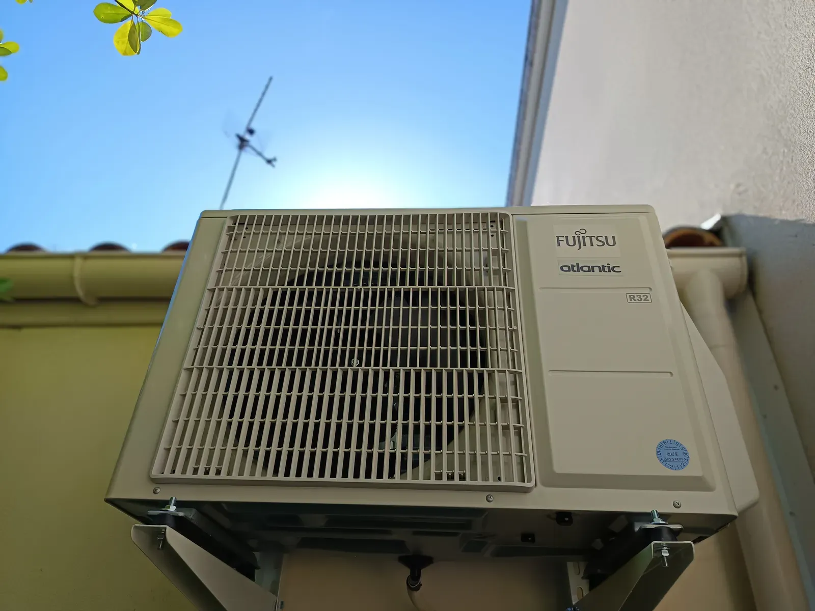 Detail unite exterieure Fujitsu Atlantic en contre-plongee, ciel bleu